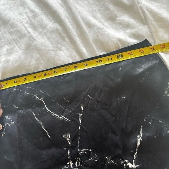 NWT ZARA Marble Printed Midi Pencil
Skirt in Black XS - Picture 5 of 6